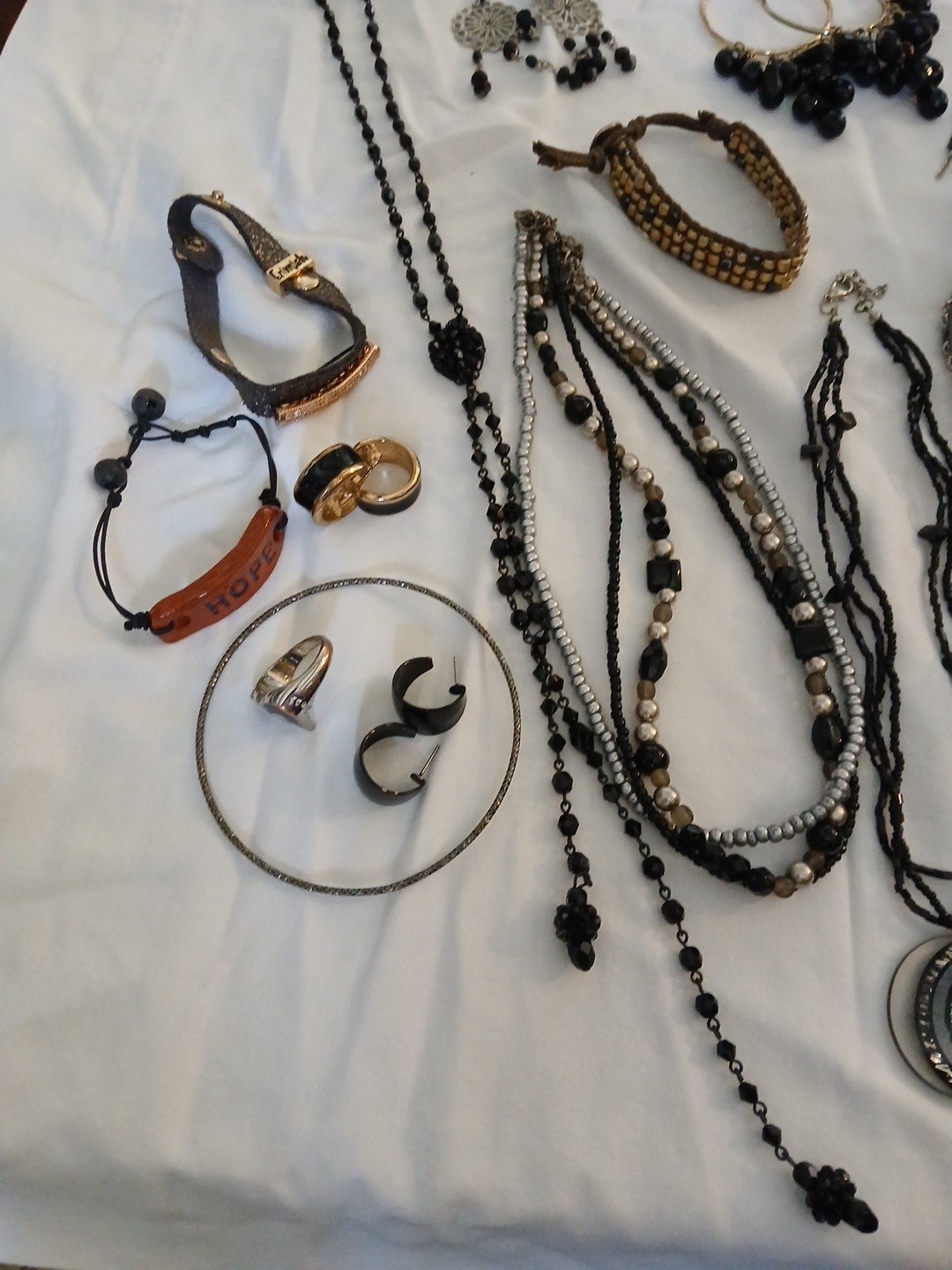 21 Pc jewelry lot Womens Fashion Necklaces Rings Bracelets Earrings Brooches