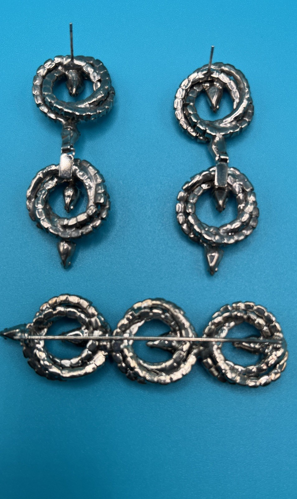 Beautiful Bright Vintage Glam Crystal Rhinestone Dangle Earrings And Brooch Set