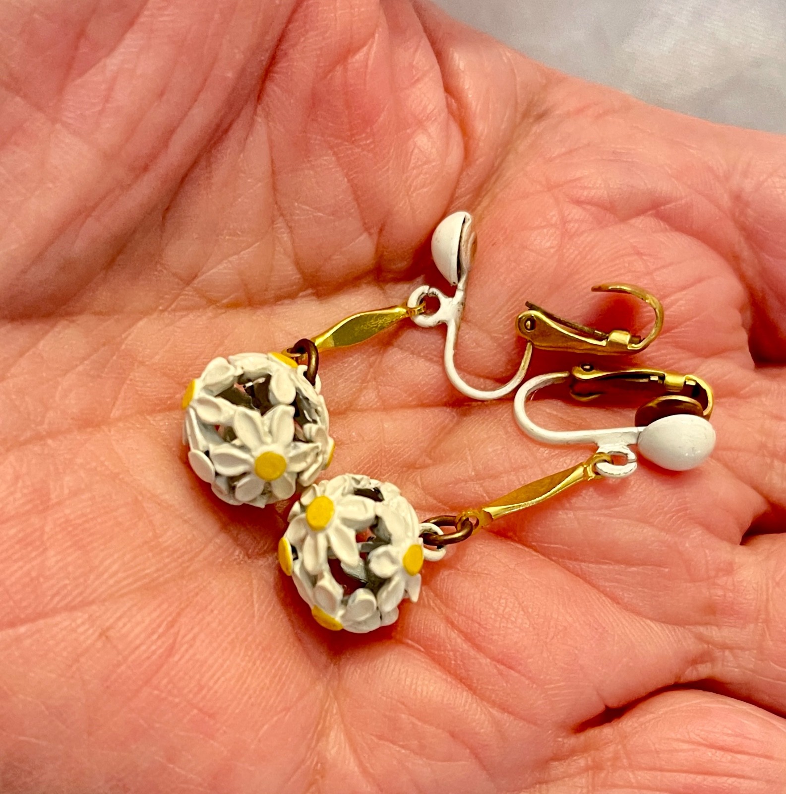 1960’s White n Yellow Dangling Drop Daisy C/B Earrings