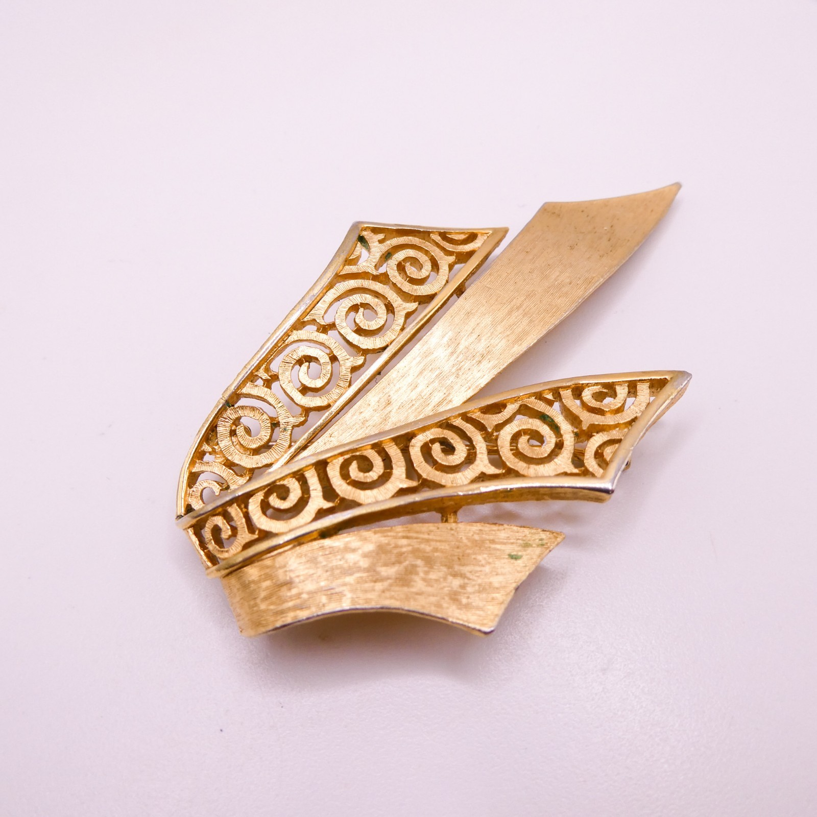 Crown Trifari Swirl Ribbon Textured Brushed Goldtone 2.75″ Openwork Brooch Pin