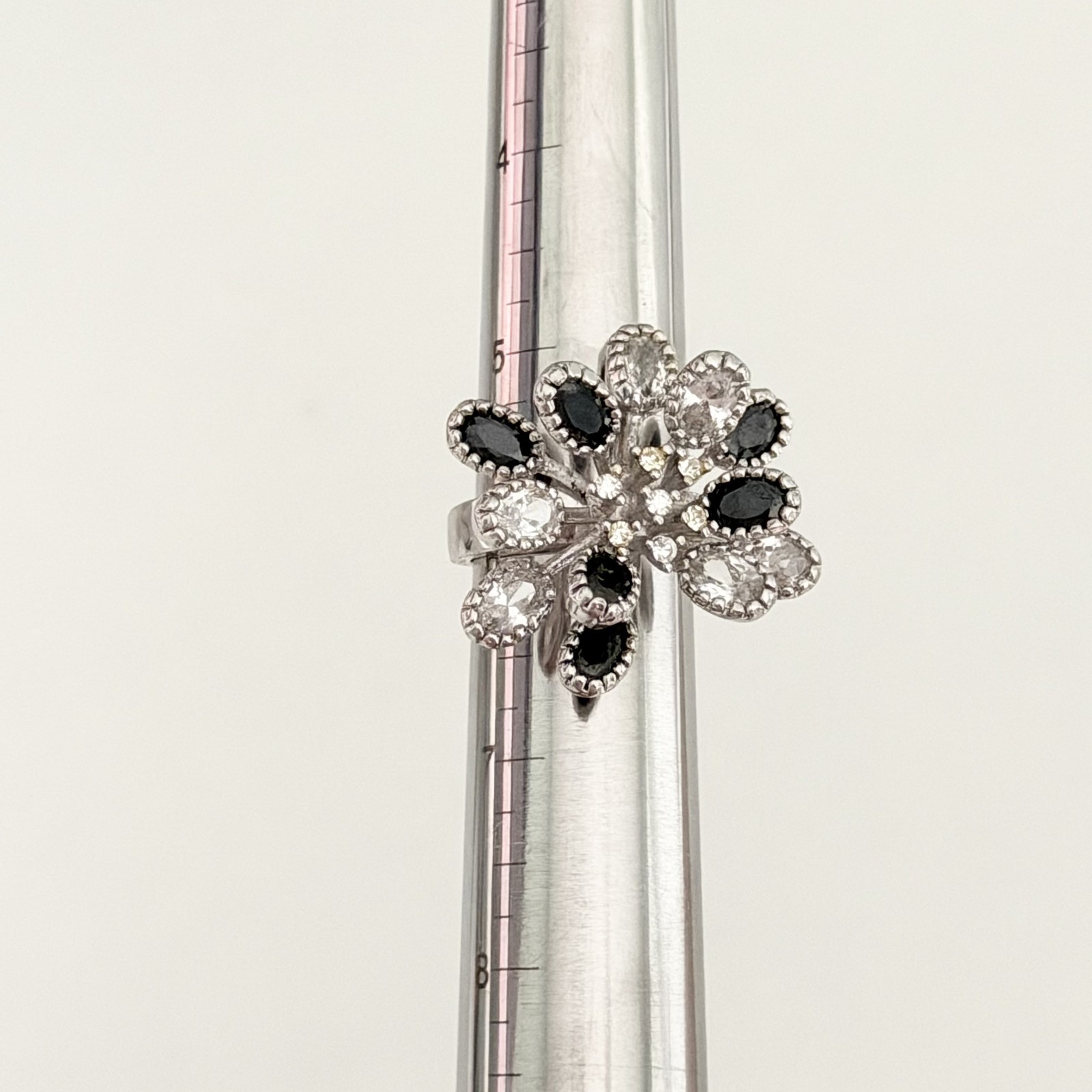 Vintage Glass Rhinestone White & Black Flower Sparkly Cluster Ring Size 6