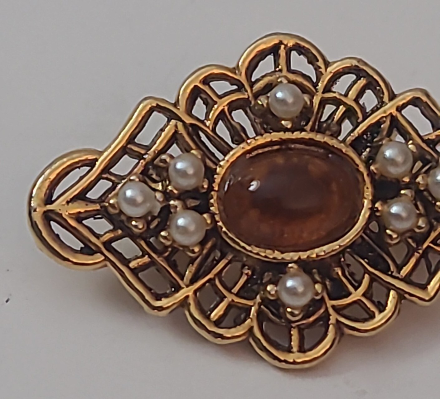 VTG TACOA Faux Pearl Gold Tone Metal Ornate Oval Brooch Pin Amber Color Stone