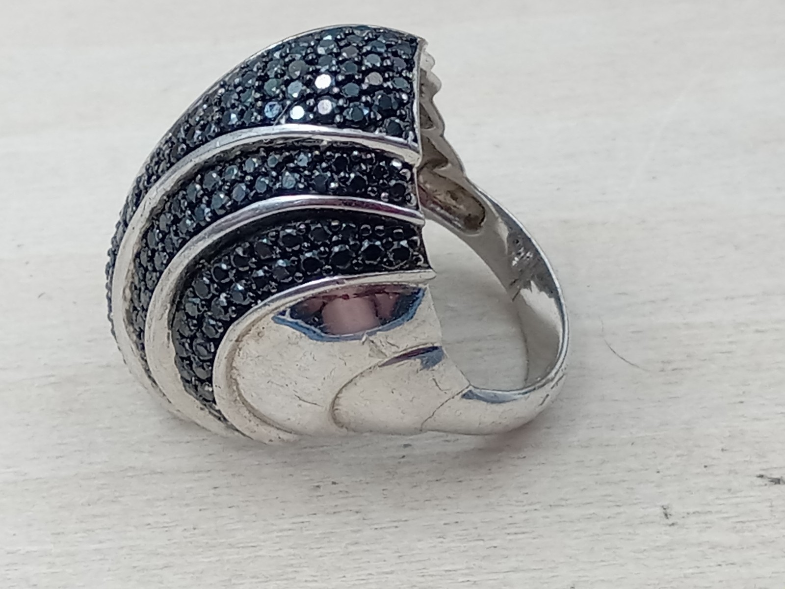 DISTINCTIVE Sterling Silver Ring w. Small Black Faceted Stones: Size 7 & 8 grams