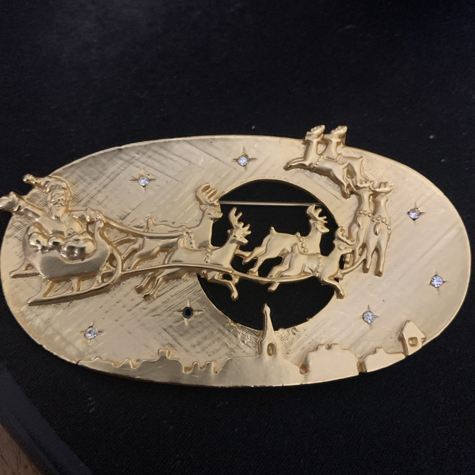 Vintage/Collectible Gold-tone Oval Santa’s Sleigh and Reinder Xmas Pin or Brooch