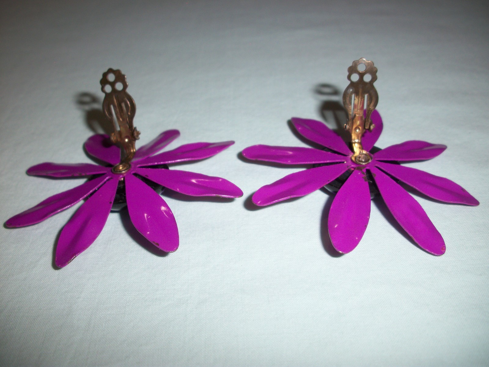 VTG MeTaL ENaMeL ***HUGE EYE POPPiNG PURPLE/BLACK/POLKA DOT*** DAiSy EaRRiNgS