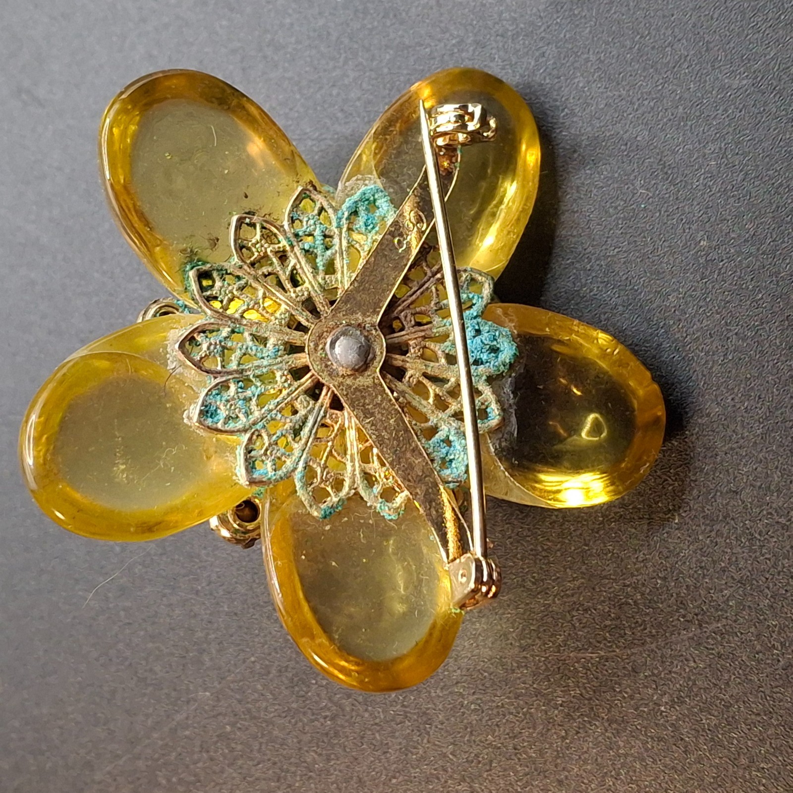 Coro Vintage Mid Century Lucite Daisy Flower Brooch Pin Clear Acrylic Jewelry