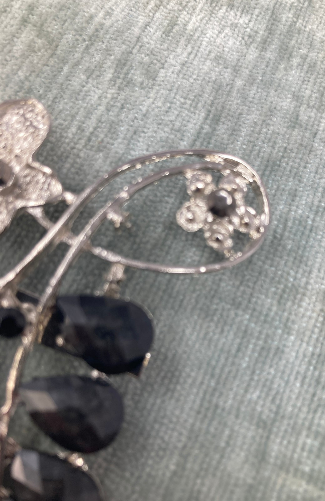 Floral Vine Brooch Silver Tone Black Faceted Teardrop Stones Rhinestone