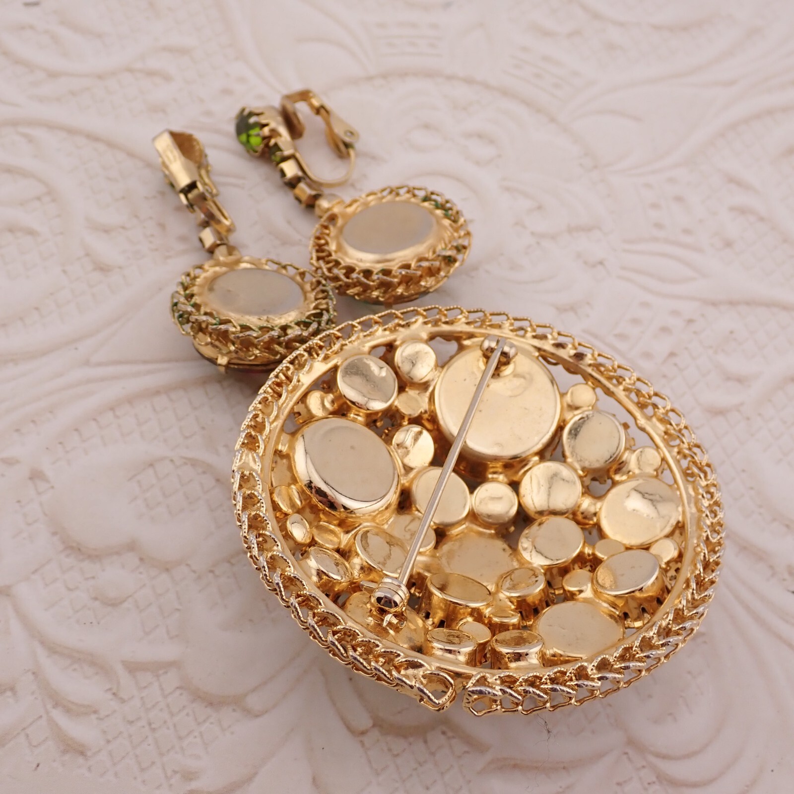 VTG Green Rivoli Point Up Rhinestone Chain Surround Brooch Dangle Earring Set