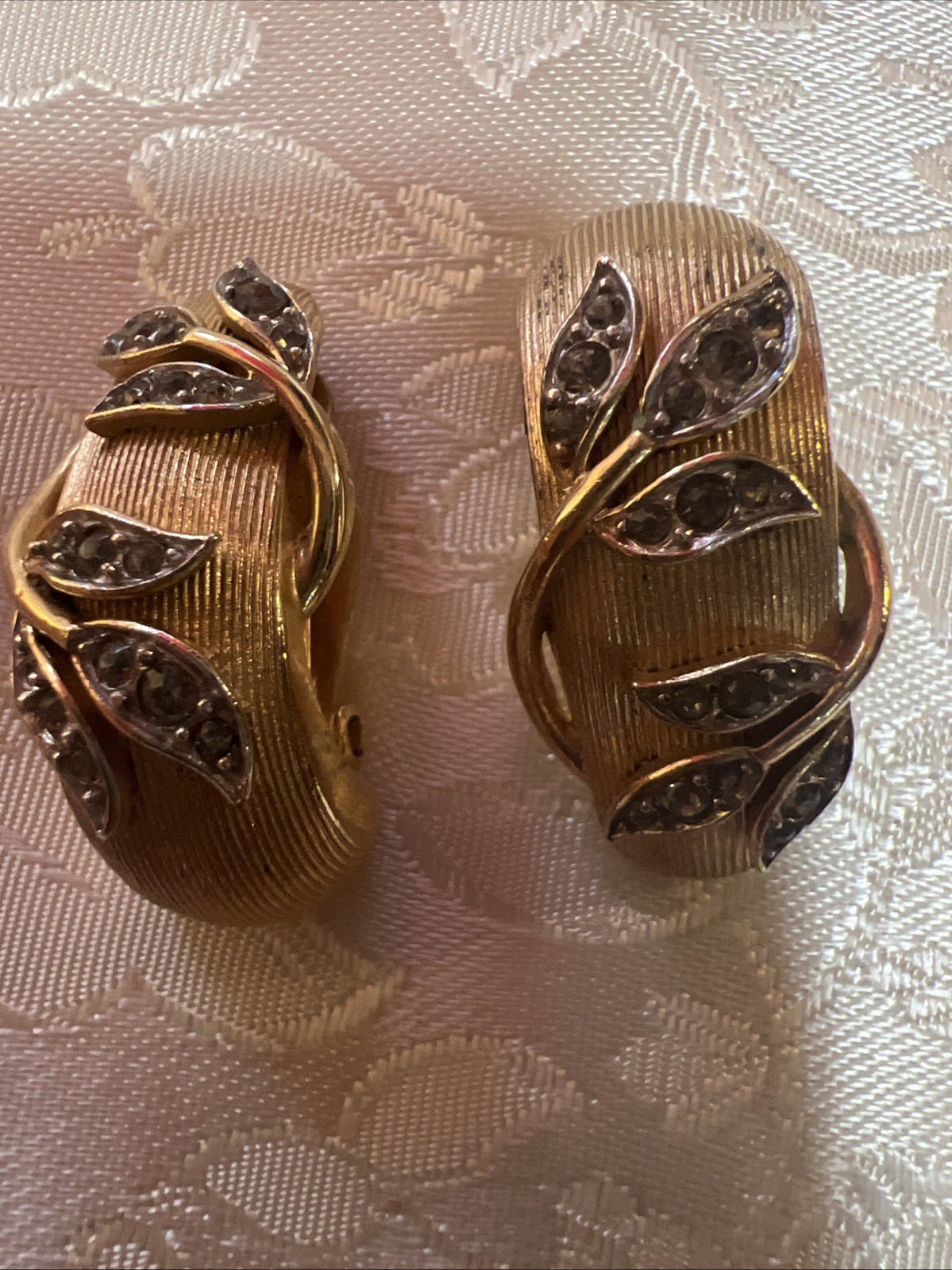 Vtg Crown TRIFARI PHILIPPE Rhinestone GARDEN OF EDEN Leaf Brushed Gold Earrings