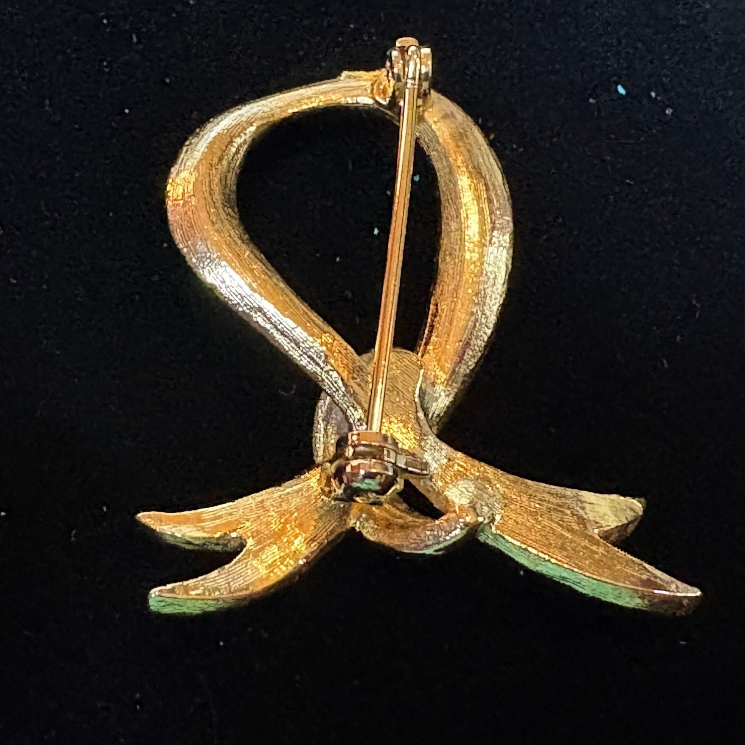 Vintage Gold Tone Textured Ribbon Bow Brooch Pin Classic Looped Design Accessory