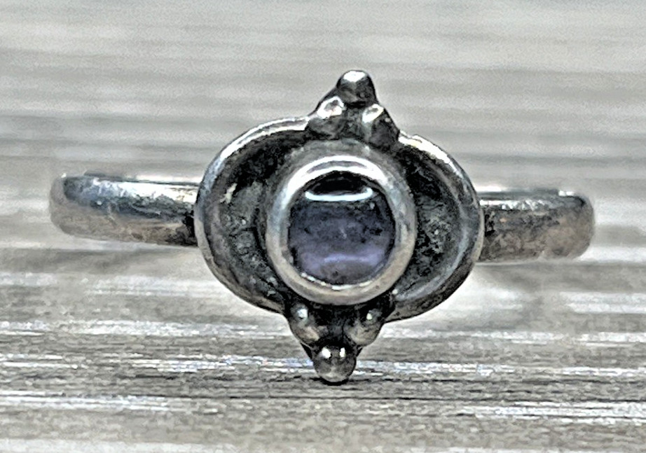Vintage Sterling Silver 925 Purple Iolite Cabochon Ring Boho Ornate 1.8g SZ 4.5