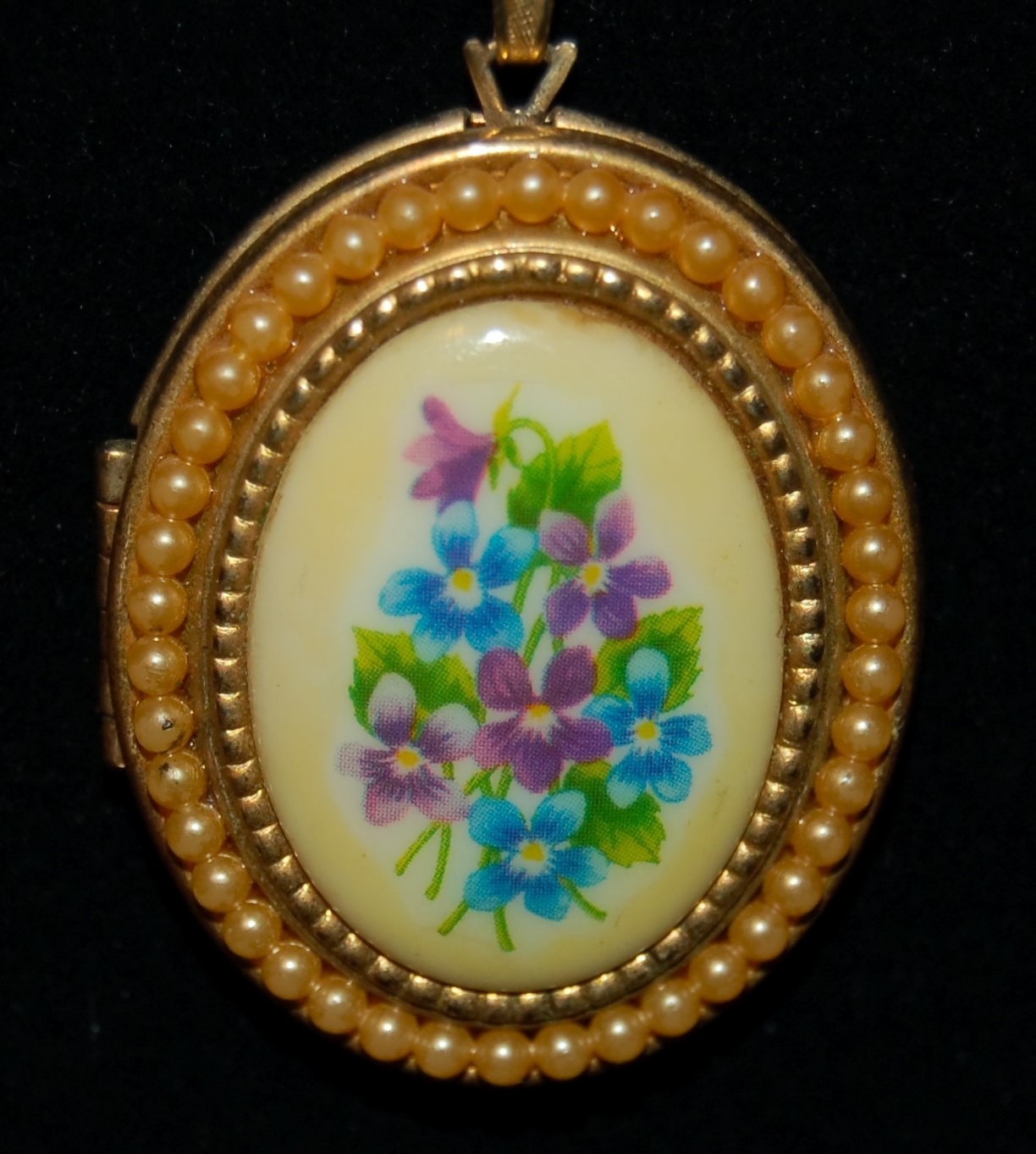 VINTAGE JEWELRY Necklace Floral Locket Pendant On Chain