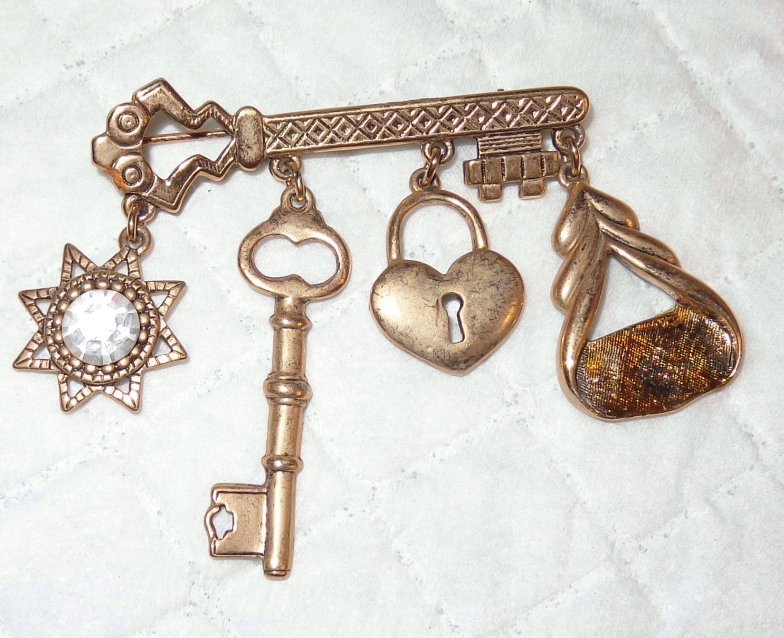 Vintage Signed ULTRACRAFT CHARM DANGLE BAR PIN Gold Tone KEYS CHARMS 2.25″