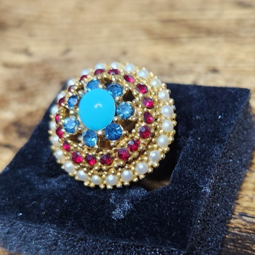 BEAUTIFUL VINTAGE (ART) SIGNED BROOCH AND CLIP-ON EARRINGS SET GOLD TONE