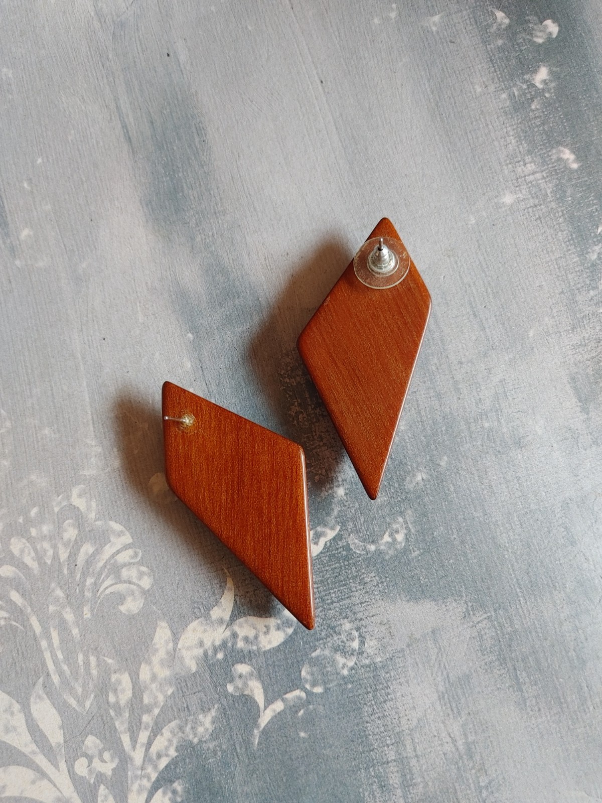 Vintage wood carved abstract post earrings phenolic resin 1950’s mid century MCM
