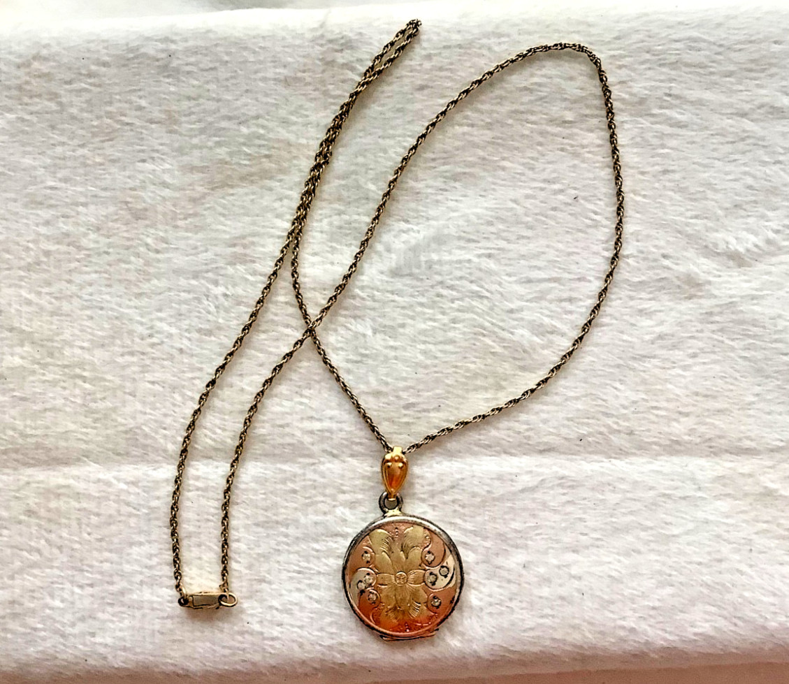 Antique 1/20 12K Yellow Gold Filled Chain 18″ Photo Locket 3 Tone Etched Floral