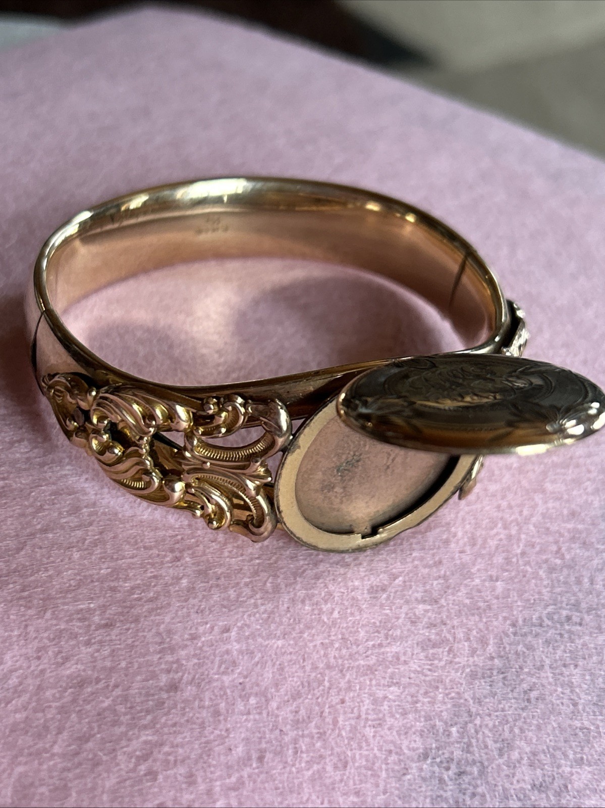 ANTIQUE 44g NOUVEAU 1/20 GOLD FILL E.M. Co HINGED PHOTO LOCKET BANGLE BRACELET