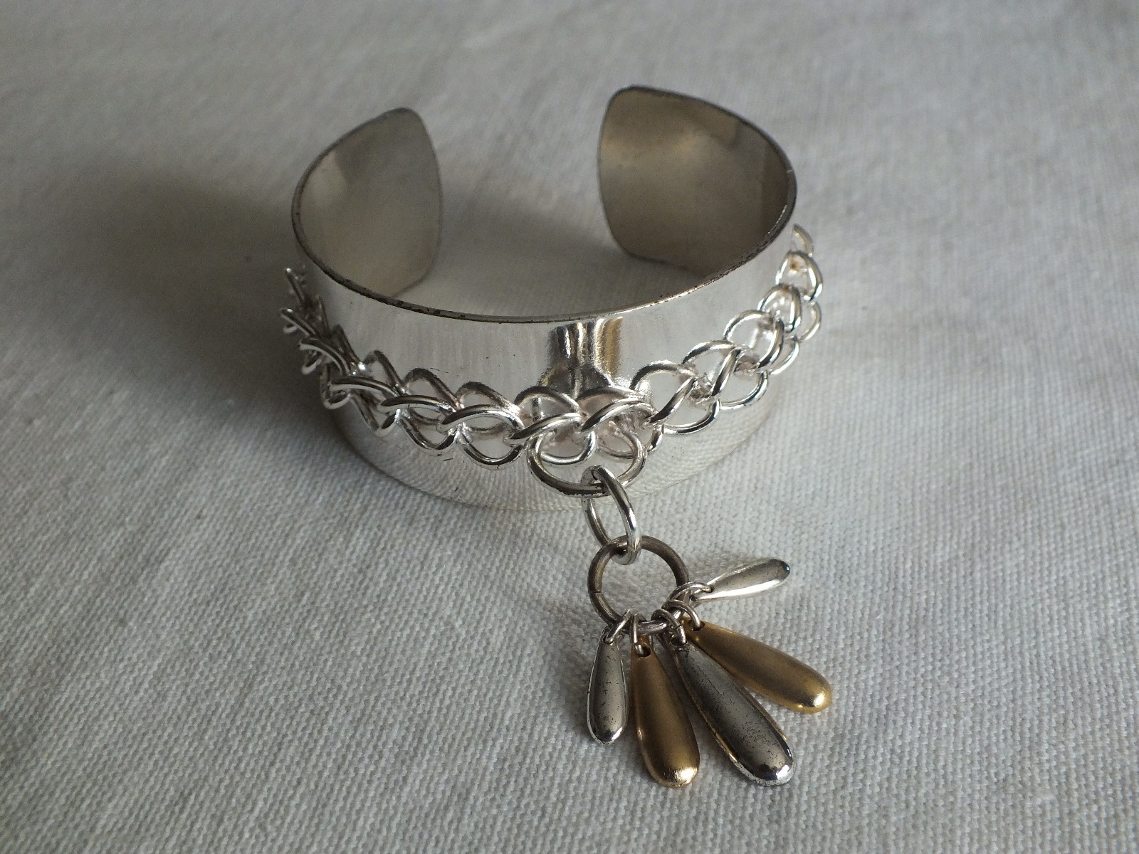 Stunning Cuff Bracelet Shiny Silver Tone Chain Dangles 1″ Wide x 2 1/4 Across