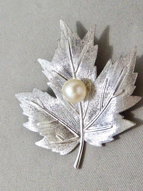 MIKIMOTO SIGNED VINTAGE BRIGHT CLEAN 6.5 MM CULTURED AKOYA PEARLS STERLING PIN