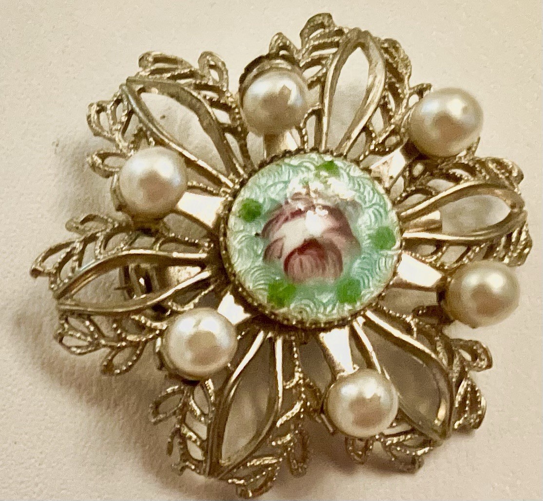 Small Collection of Lovely Unbranded Vintage Pins/Brooches/One Pendant/
