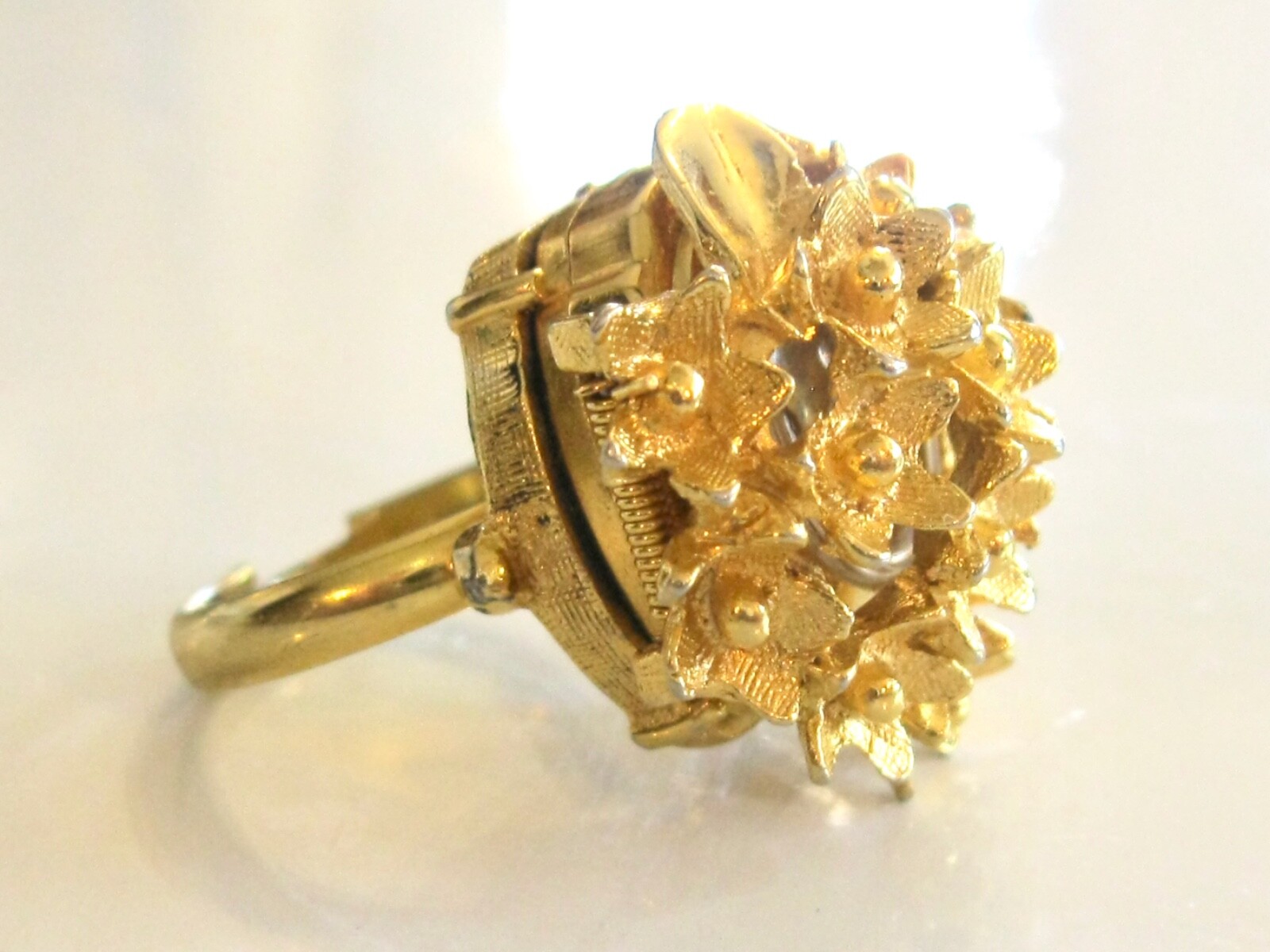 VINTAGE SAMBA MANUAL WIND WATCH RING W HINGED SPRING FORGET ME NOT FLORAL COVER