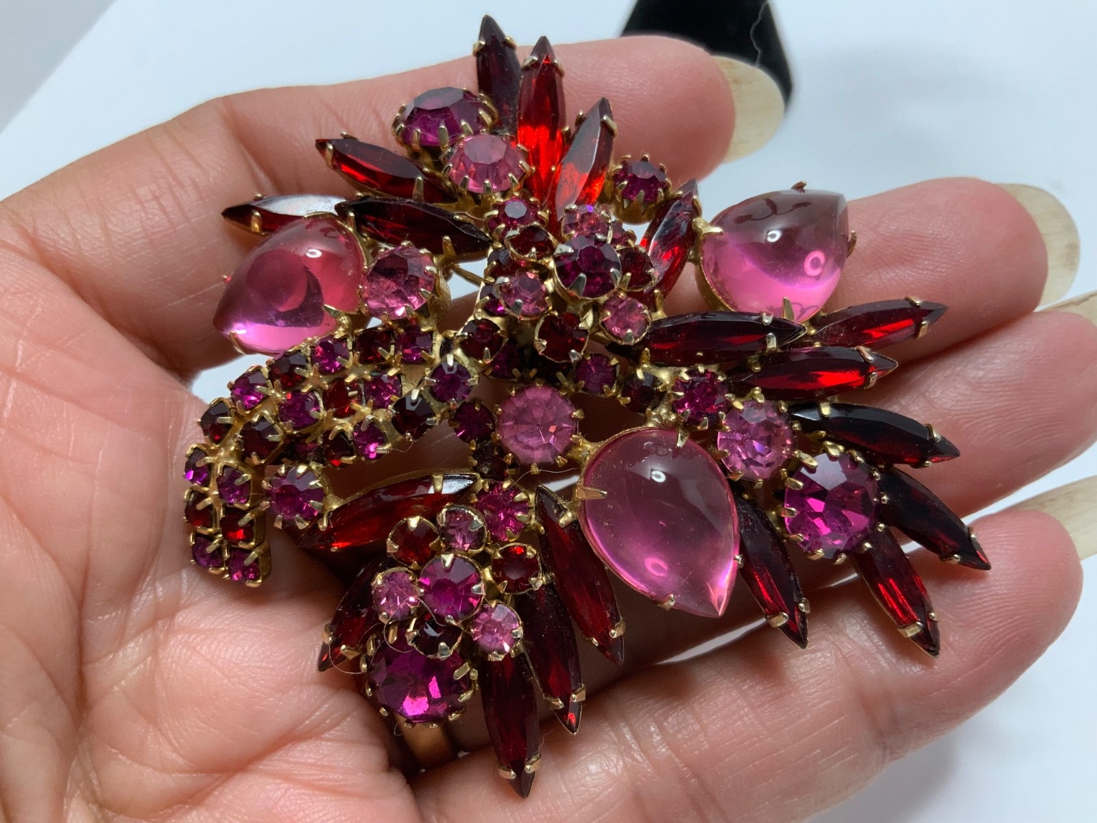 BEAUTIFUL VTG RED,PINK,FUCHSIA GLASS CABOCHON RHINESTONE BROOCH AND EARRINGS SET