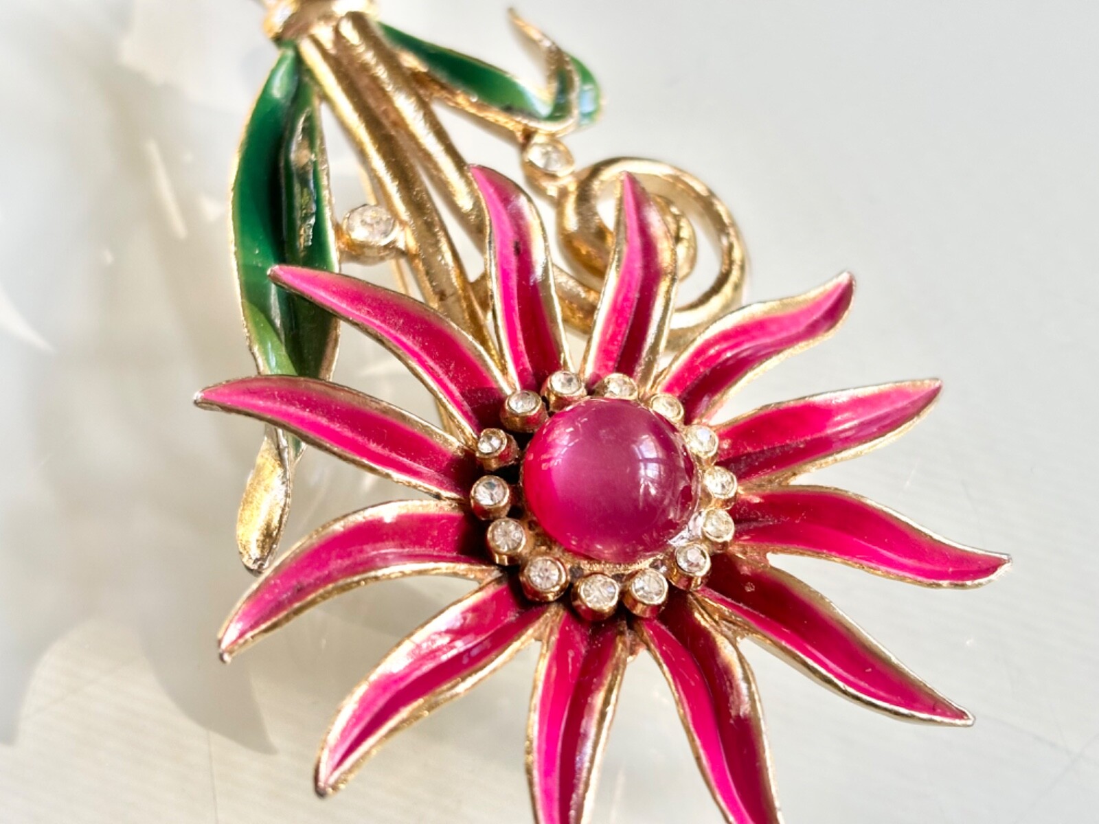 VINTAGE SIGNED CORO RHINESTONE FLOWER BROOCH,MOON GLOW CAB,GILT,STATEMENT PIECE