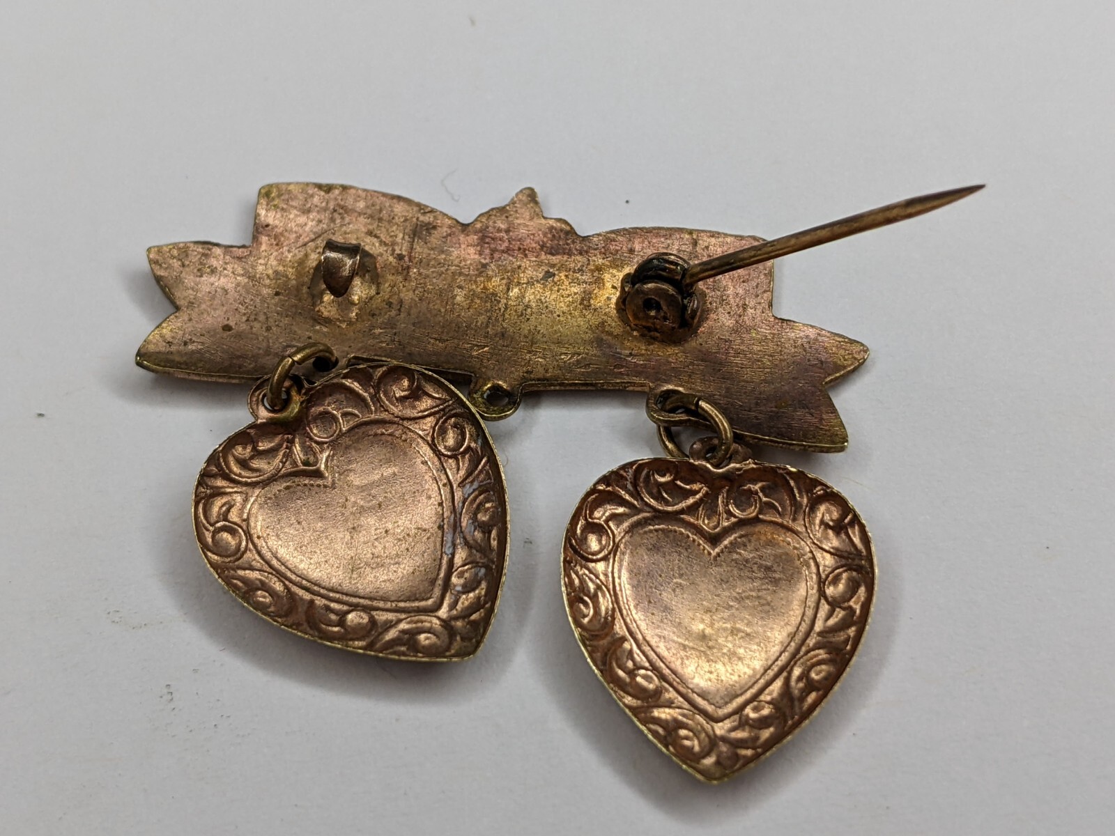 1949 Cute Brass Gold Tone Metal Plate Pin Ribbon Hearts Unique Marie Swirls 6E