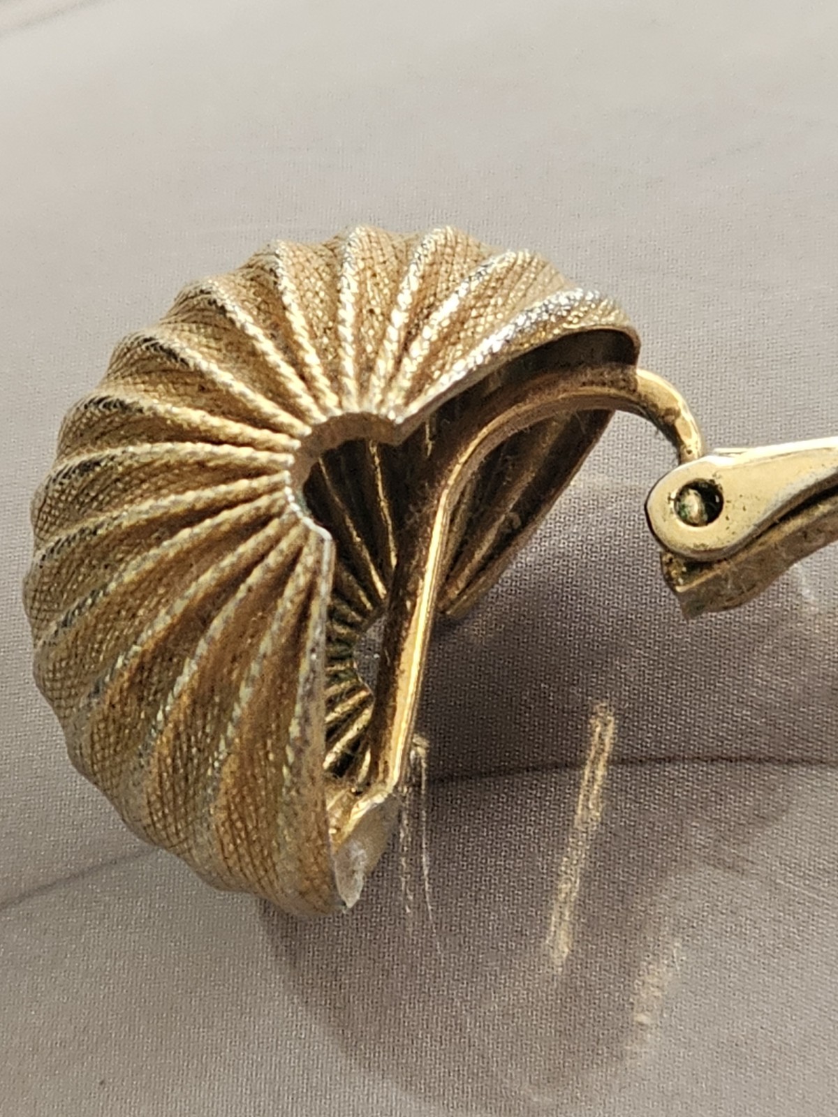 Vintage Adjustable Clip On Earrings In Vendome Armadilla Style. Gold Tone. 1950s