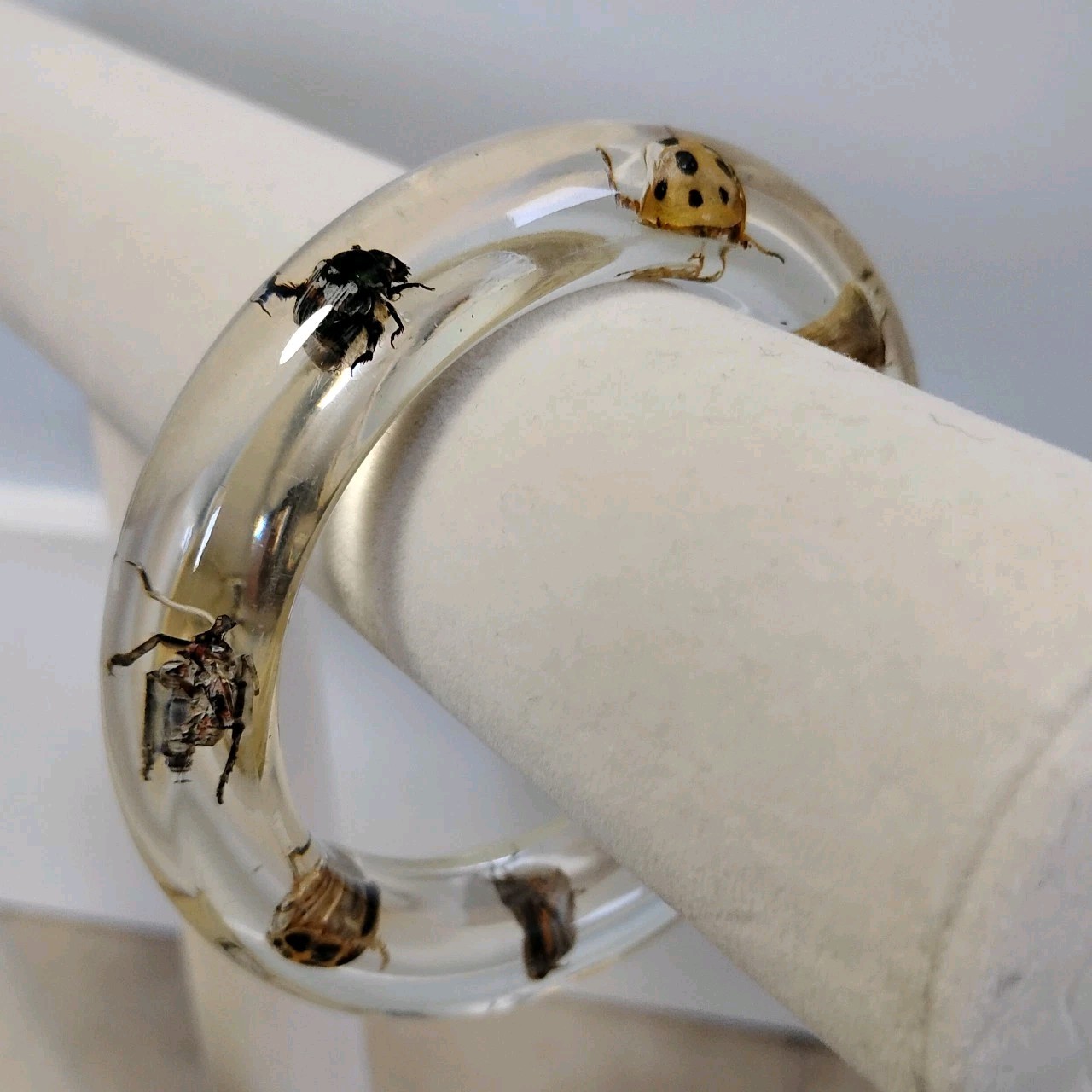 Vtg Clear Bug Bangle Encased Beetles, Scorpion, Insects Sz 7.75 Bracelet
