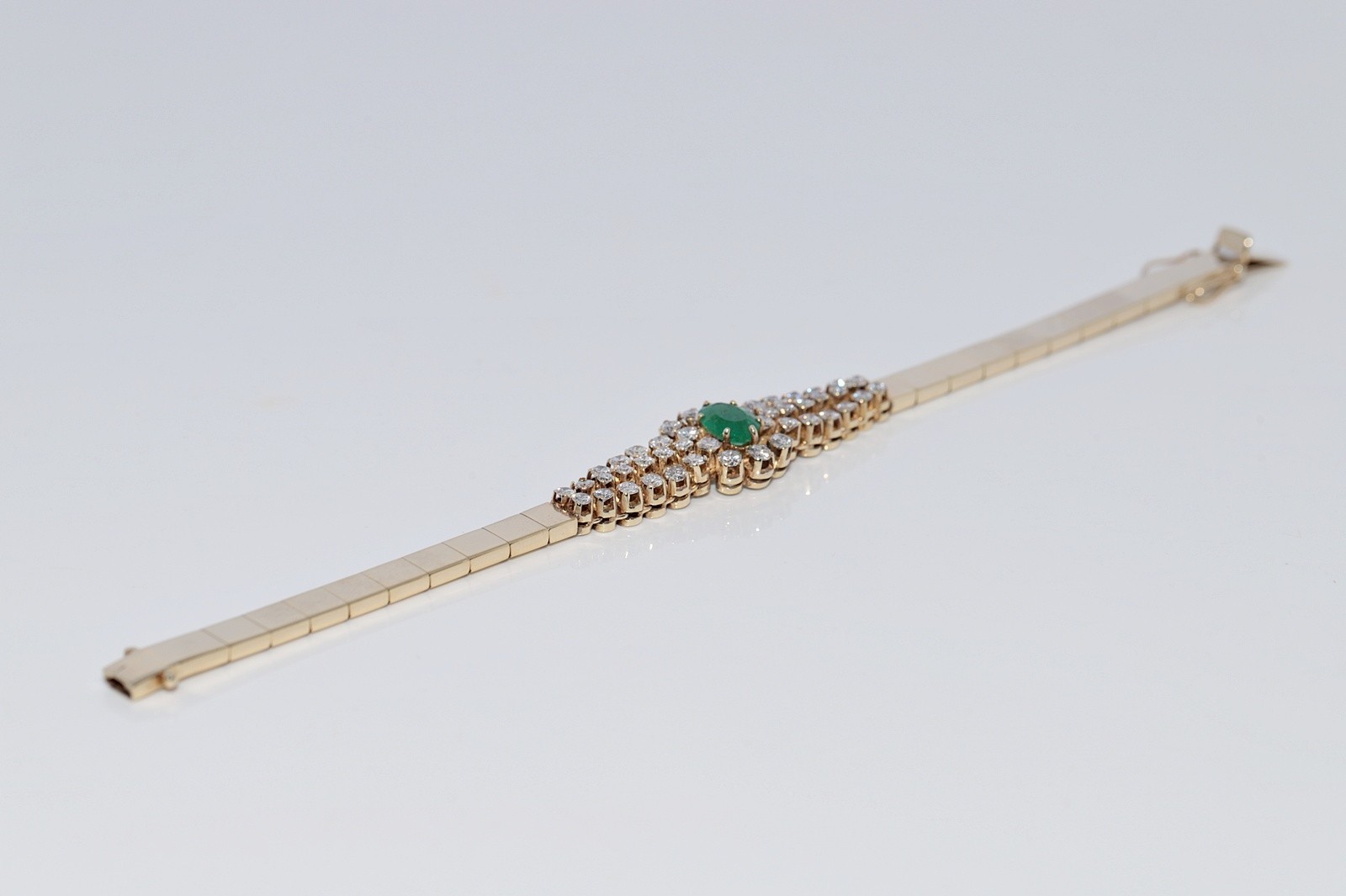 Vintage Circa 1980s 18k Gold Natural Diamond And Oval Cut Emerald Bracelet