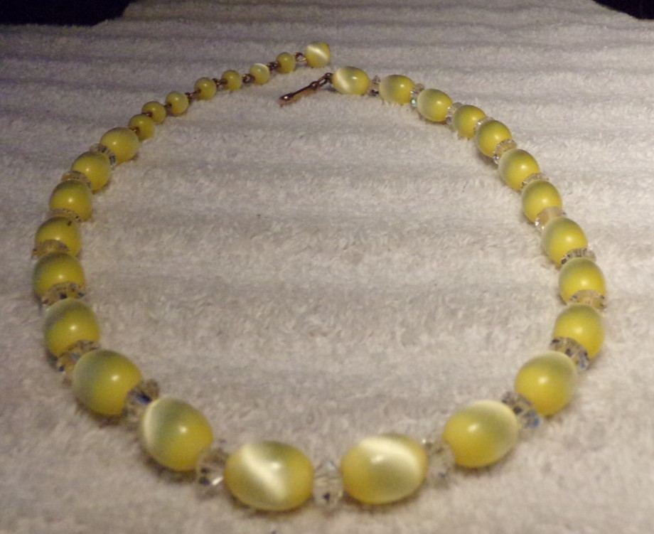 VTG 1940 SOFT YELLOW INTENSE MOONGLOW CATEYE ACRYLIC CRYSTAL CHOKER NECKLACE 16″