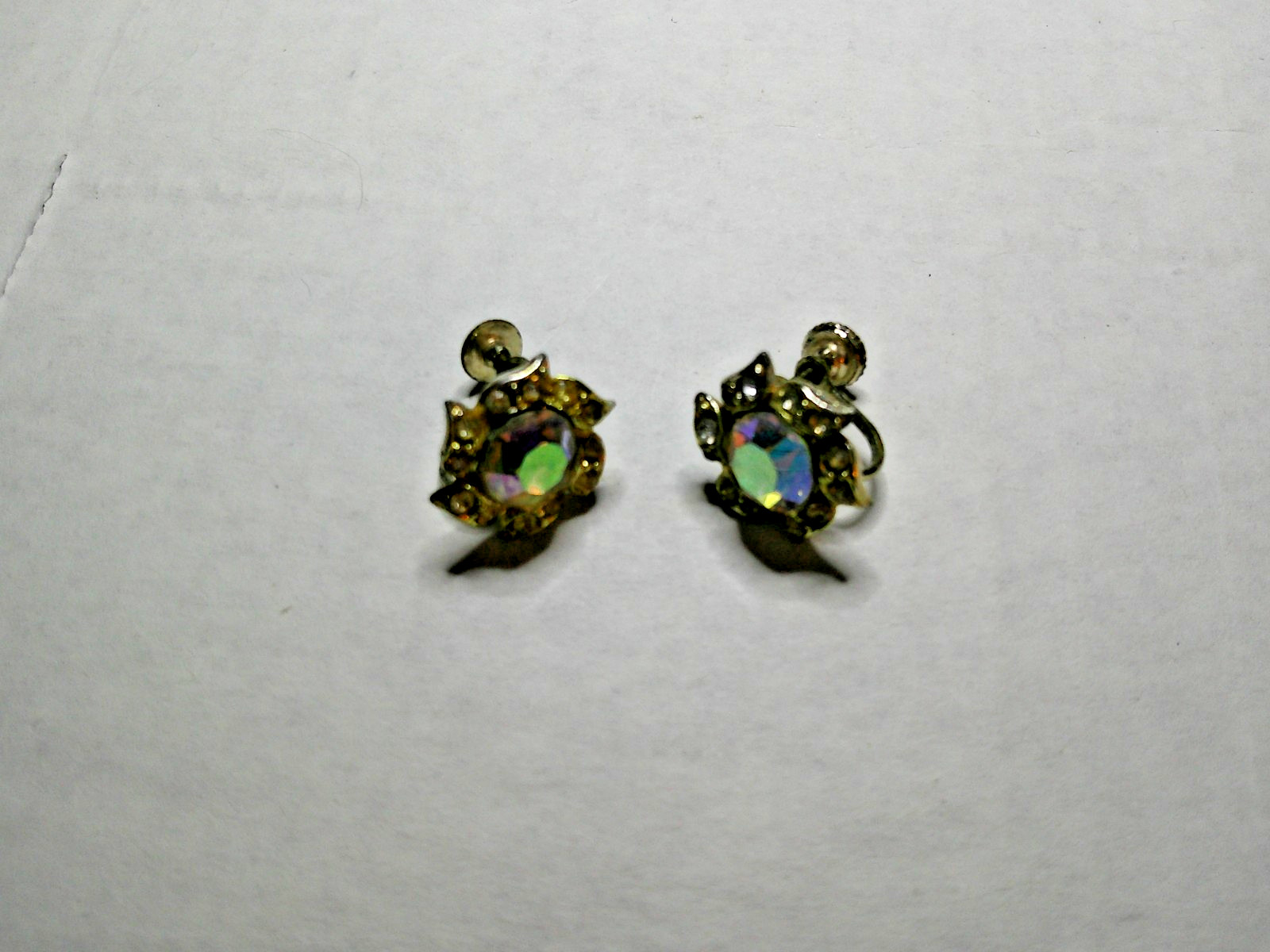 VINTAGE AURORA BOREALIS SCREW BACK EARINGS FLOWER SHAPE WITH CENTERED STONES