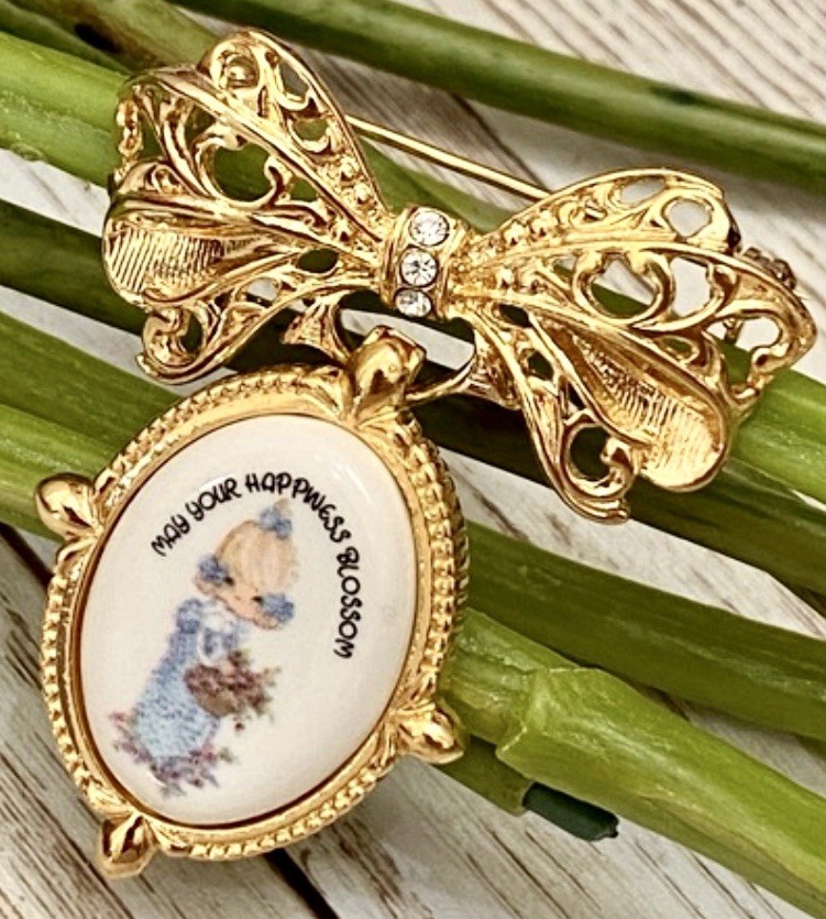 1999 PRECIOUS MOMENTS NECKLACE BROOCH Pin NOS By Avon “May Your Happiness Bloom”