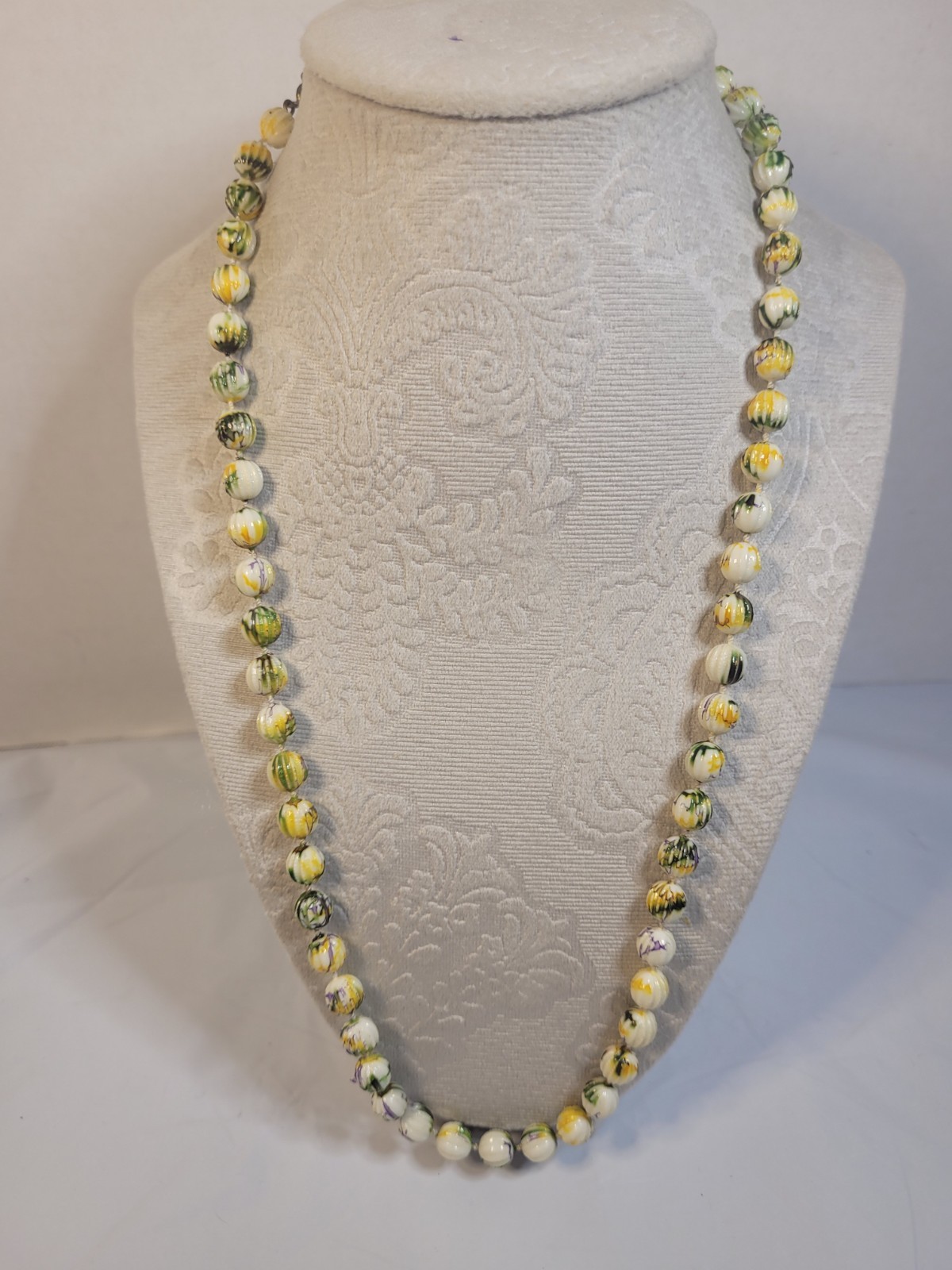 Vintage Yellow Green Purple White Ribbed Beaded Necklace (T)