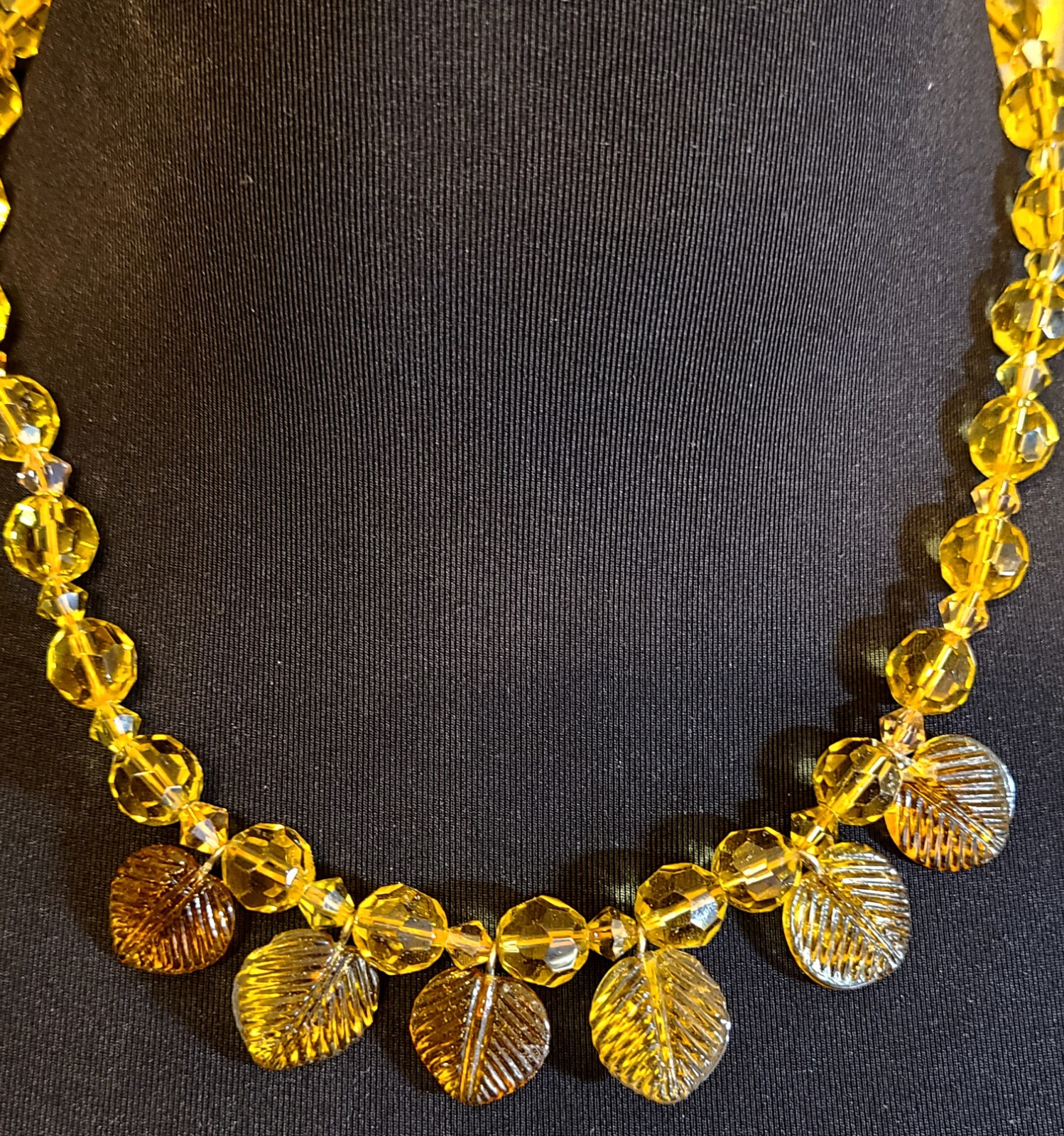 VINTAGE STUNNING HONEY AMBER COLOR FACETED GLASS LEAVES NECKLACE