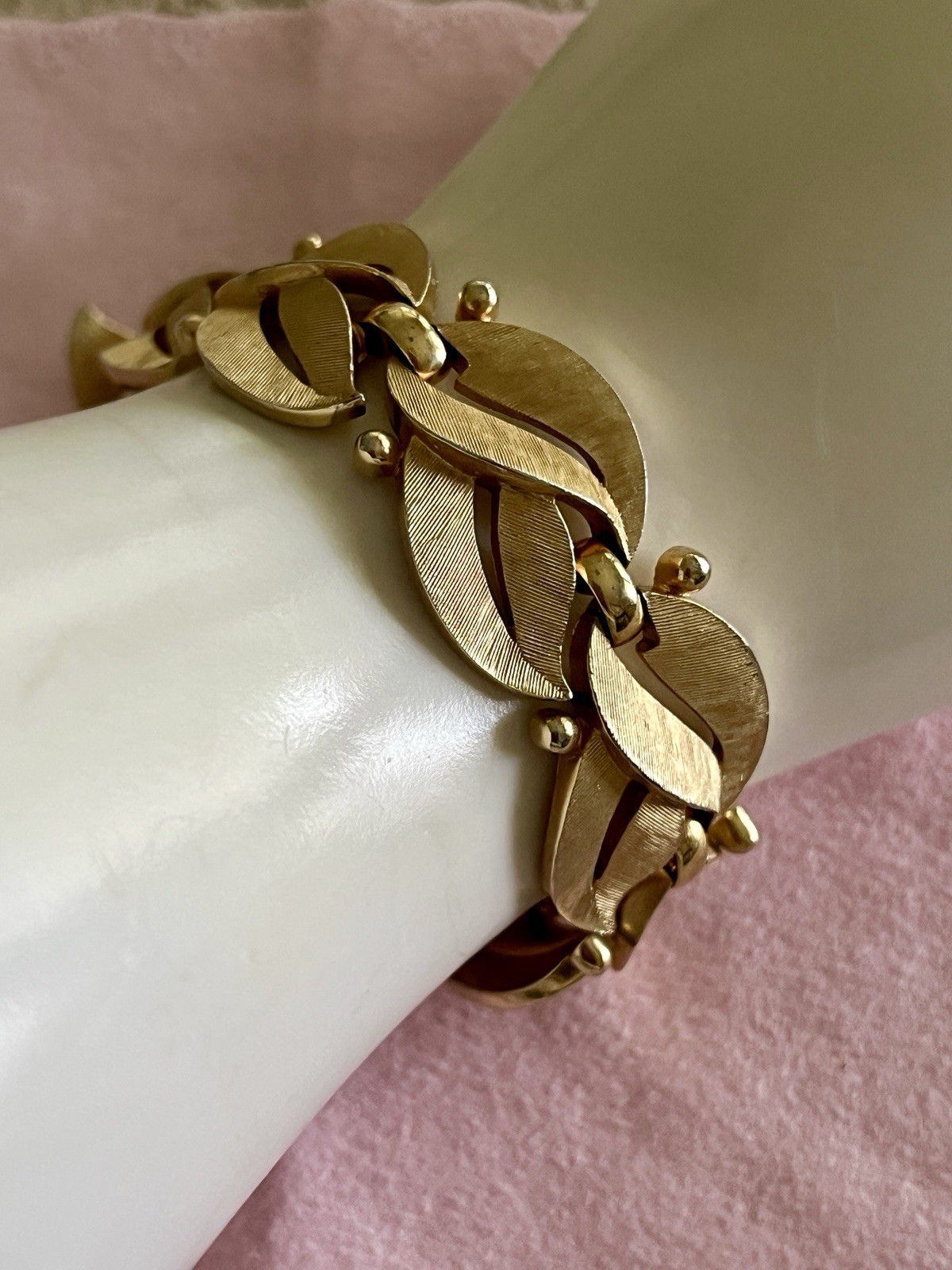 Vintage Trifari Bracelet Gold Tone Leaf Link 7.25 In