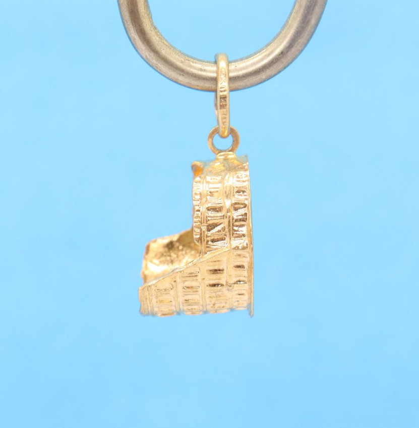 Vintage 18k Yellow Gold Roman Colosseum 3/4″ Pendant Charm