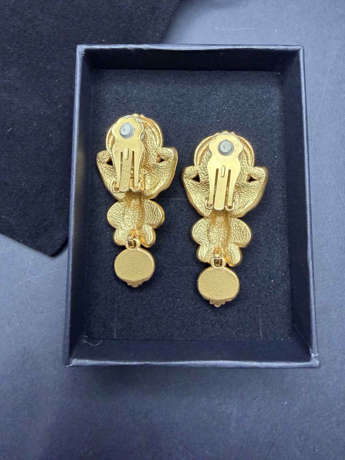 VTG ELIZABETH TAYLOR COLLECTION GILDED AGE CHERUB ANGEL DROP CLIP EARRINGS AVON