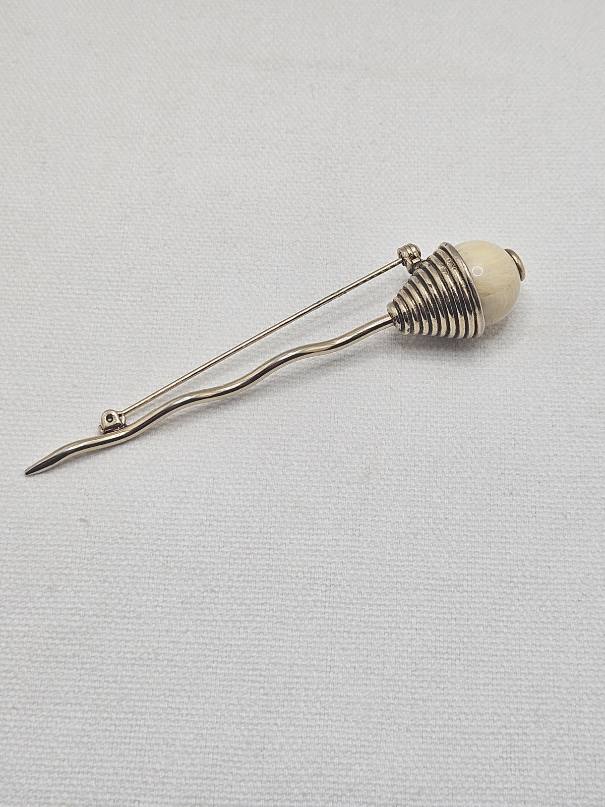 Vtg Stick Pin Brooch With Faux Eye Ball Pearl Gold Colored Metal.