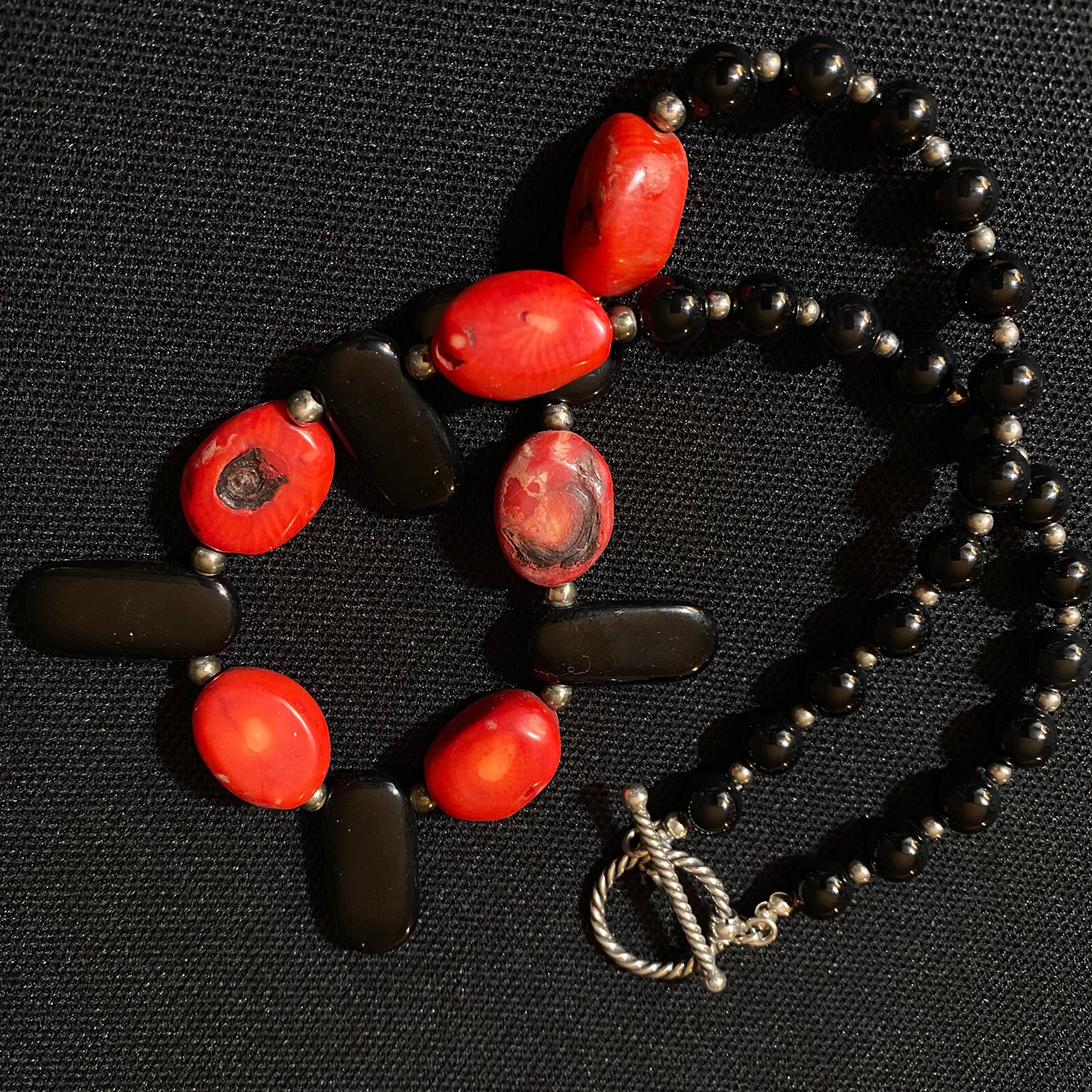 BEAUTIFUL ARTISAN MADE ESTATE STERLING SILVER CORAL & BLACK GLASS NECKLACE 19”