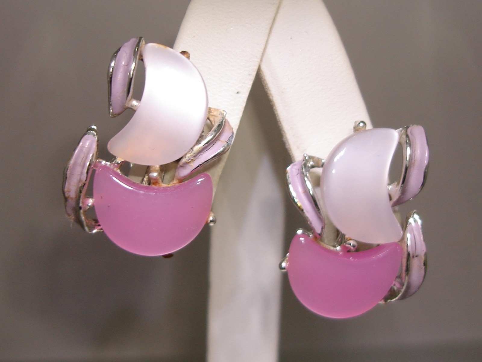 FABULOUS VINTAGE 1950’S PINK & WHITE LUCITE & PURPLE ENAMEL BRACELET & EARRINGS!