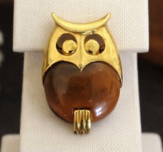 Vintage Small CROWN TRIFARI Gold Tone With BROWN LUCITE OWL BROOCH PIN .75″