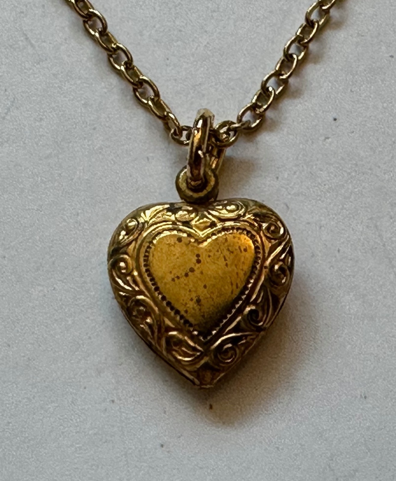VINTAGE JEWELRY SET HEART PUFF HEART EARRING 1/2 OF 1″ & PENDANT NECKLACE 18″ GP