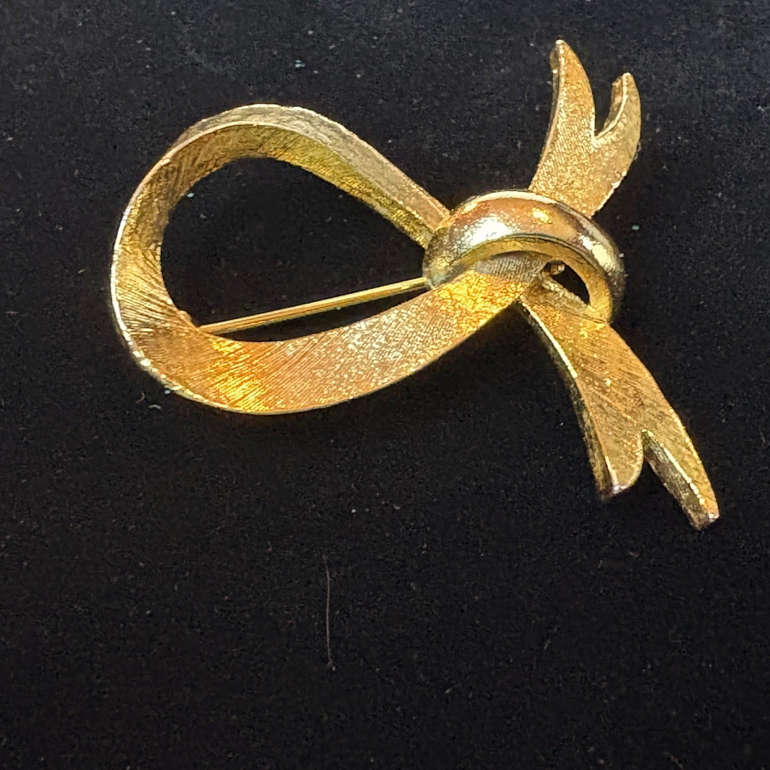 Vintage Gold Tone Textured Ribbon Bow Brooch Pin Classic Looped Design Accessory
