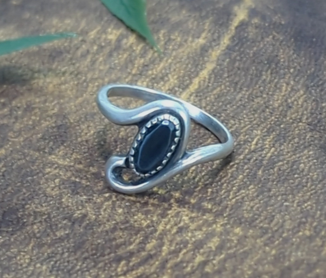 Oval Hematite Sterling Silver Swirl Goth Boho Whimsical Ring Size 3.75 Vintage