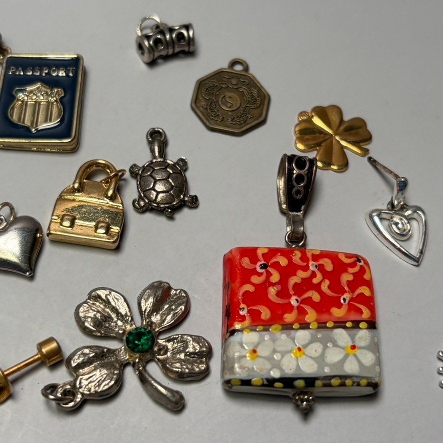 VINTAGE ESTATE JEWELRY LOT of 16 Pendants Charms Dangles