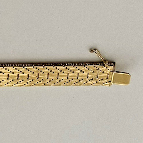 Vtg Monet Gold Tone Thick Mesh Link Bracelet 7″ long & 5/8″ wide w/Safety Latch
