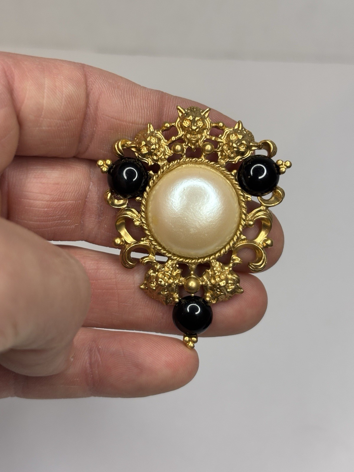 RARE Avon Vintage Gold Tone Lion Heads White / Black Cabochons Brooch & Earrings