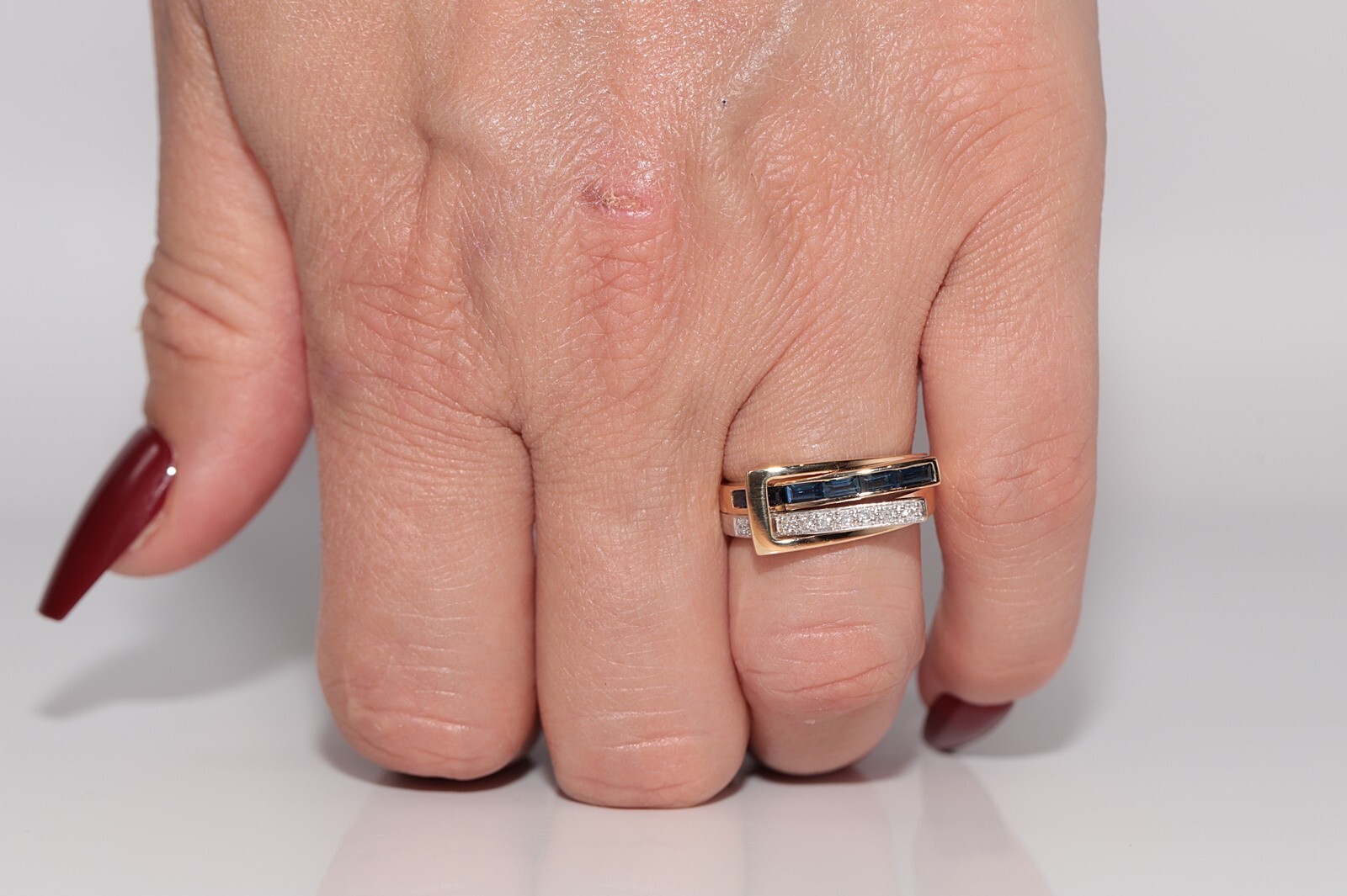 Vintage Circa 1990s 18k Gold Natural Diamond And Baguette Cut Sapphire Ring